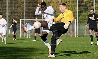 Yatma Wade (l.) ist mit elf Toren der treffsicherste Spieler im Team des VfL Theesen. - Peter Unger Yatma Wade (l.) ist mit elf Toren der treffsicherste Spieler im Team des VfL Theesen. - Peter Unger