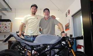 Die Harsewinkeler Rolf und Simon Belke haben ein Motorrad umgebaut. - Joe Cubick Die Harsewinkeler Rolf und Simon Belke haben ein Motorrad umgebaut. - Joe Cubick