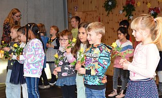 Der Schulchor hat am Adventsnachmittag seinen allerersten Auftritt. Rund 20 Sängerinnen und Sänger stehen auf der Bühne der Südstadtschule und bekommen am Ende gelbe Rosen geschenkt. - Karin Prignitz Der Schulchor hat am Adventsnachmittag seinen allerersten Auftritt. Rund 20 Sängerinnen und Sänger stehen auf der Bühne der Südstadtschule und bekommen am Ende gelbe Rosen geschenkt. - Karin Prignitz