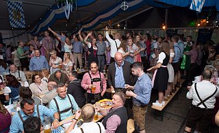 Das Festzelt war auch beim vorerst letzten Oktoberfest 2019 mit tanzfreudigen und feuchtfröhlichen Gästen in Oktoberfesttracht besetzt. Archivfoto: Noah Wedel - Noah Wedel Das Festzelt war auch beim vorerst letzten Oktoberfest 2019 mit tanzfreudigen und feuchtfröhlichen Gästen in Oktoberfesttracht besetzt. Archivfoto: Noah Wedel - Noah Wedel