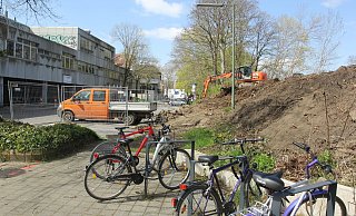 Letzte Vorarbeiten: Ein Baggerführer rupft Wurzeln der im Februar gefällten Bäume aus dem Bahndamm. Direkt am Bahnhof entsteht Bad Oeynhausens erstes Fahrradparkhaus. - Ulf Hanke Letzte Vorarbeiten: Ein Baggerführer rupft Wurzeln der im Februar gefällten Bäume aus dem Bahndamm. Direkt am Bahnhof entsteht Bad Oeynhausens erstes Fahrradparkhaus. - Ulf Hanke
