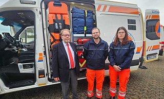 Der Rotkreuz-Beauftragte für den Kreis Minden-Lübbecke, Henning Schmalz (v. l.), sowie die Rotkreuz-Leiter Jan-Torben Klink und Bettina de Jong gewährten einen Einblick in das ausgelagerte Seitenfach des neuen KTW Typ B. - Alexandra Stratmeier Der Rotkreuz-Beauftragte für den Kreis Minden-Lübbecke, Henning Schmalz (v. l.), sowie die Rotkreuz-Leiter Jan-Torben Klink und Bettina de Jong gewährten einen Einblick in das ausgelagerte Seitenfach des neuen KTW Typ B. - Alexandra Stratmeier