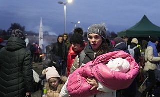 Bis Donnerstag waren mehr als 3,6 Millionen Menschen vor dem Krieg in der Ukraine geflohen - so wie diese Frau mit ihren Kindern am polnischen Grenzübergang in Medyka. - MARKUS SCHREIBER Bis Donnerstag waren mehr als 3,6 Millionen Menschen vor dem Krieg in der Ukraine geflohen - so wie diese Frau mit ihren Kindern am polnischen Grenzübergang in Medyka. - MARKUS SCHREIBER