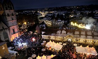 Der Weihnachtsmann flog in seinem Rentierschlitten hoch über den Menschen auf dem Rathausplatz. - Frank-Michael Kiel-Steinkamp Der Weihnachtsmann flog in seinem Rentierschlitten hoch über den Menschen auf dem Rathausplatz. - Frank-Michael Kiel-Steinkamp
