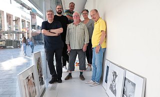 Axel Czypionka (v. l.), Tobias Vorwerk, Hagen Franke, Heinz-Dieter Voskamp, Monika Lumperda und Dave Lubek zeigen ihre Fotografien im Schaufenster der leerstehenden Kaufhof-Filiale in der Westernstraße. - Holger Kosbab Axel Czypionka (v. l.), Tobias Vorwerk, Hagen Franke, Heinz-Dieter Voskamp, Monika Lumperda und Dave Lubek zeigen ihre Fotografien im Schaufenster der leerstehenden Kaufhof-Filiale in der Westernstraße. - Holger Kosbab