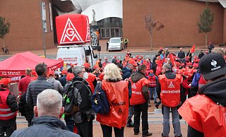 Auf dem Käthe-Elsbach-Platz trafen sich rund 400 Beschäftigte der holz- und kunststoffverarbeitenden Industrie. - Louisa Rabeneick Auf dem Käthe-Elsbach-Platz trafen sich rund 400 Beschäftigte der holz- und kunststoffverarbeitenden Industrie. - Louisa Rabeneick