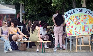 Viele Jugendliche nutzen die Atmosphäre des „See You“-Festivals für ein lockeres Pläuschchen. - Felix Eisele Viele Jugendliche nutzen die Atmosphäre des „See You“-Festivals für ein lockeres Pläuschchen. - Felix Eisele