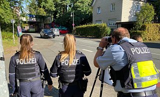 Die Polizei im Kreis Gütersloh kontrolliert während der Speedweek verstärkt die Geschwindigkeit im Straßenverkehr, wie hier an der Dalkestraße in Gütersloh. - Christian Bröder Die Polizei im Kreis Gütersloh kontrolliert während der Speedweek verstärkt die Geschwindigkeit im Straßenverkehr, wie hier an der Dalkestraße in Gütersloh. - Christian Bröder
