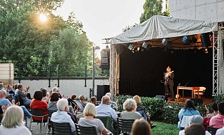 Auf der Kultursommer-Bühne am Dom kamen Zuschauer im Vorjahr auch in den Genuss eines Solo-Abends mit Götz Alsmann. - Thorsten Hennig/Stadt Paderborn Auf der Kultursommer-Bühne am Dom kamen Zuschauer im Vorjahr auch in den Genuss eines Solo-Abends mit Götz Alsmann. - Thorsten Hennig/Stadt Paderborn