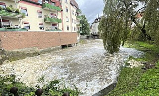 Die Aa hat sich in der Radewig in der Breite fast verdoppelt. Mit großem Getöse rauschten die Wassermengen am Montagmorgen durch die Innenstadt. - Natalie Gottwald Die Aa hat sich in der Radewig in der Breite fast verdoppelt. Mit großem Getöse rauschten die Wassermengen am Montagmorgen durch die Innenstadt. - Natalie Gottwald