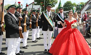 Das Königspaar Michael Berg und Pia Golsch steht beim großen Festumzug in Weiberg im Mittelpunkt. - Johannes Büttner Das Königspaar Michael Berg und Pia Golsch steht beim großen Festumzug in Weiberg im Mittelpunkt. - Johannes Büttner
