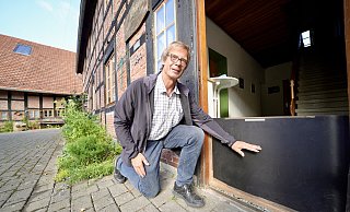 Gerd Weichynik von den Naturfreunden hatte extra noch mit Brettern eine Schutzbarriere gezimmert. Doch das Wasser kam trotzdem ins Gebäude. - Peter Unger Gerd Weichynik von den Naturfreunden hatte extra noch mit Brettern eine Schutzbarriere gezimmert. Doch das Wasser kam trotzdem ins Gebäude. - Peter Unger
