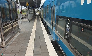 Das 49-Euro-Ticket soll den ÖPNV attraktiver machen und mehr Arbeitnehmer dazu bringen, mit dem Zug zur Arbeit zu fahren. - Anastasia von Fugler Das 49-Euro-Ticket soll den ÖPNV attraktiver machen und mehr Arbeitnehmer dazu bringen, mit dem Zug zur Arbeit zu fahren. - Anastasia von Fugler