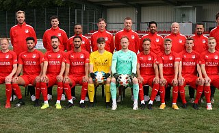 Das neue Funktionsteam des VfL Theesen mit den Spieler-Zugängen. - Bentrup Das neue Funktionsteam des VfL Theesen mit den Spieler-Zugängen. - Bentrup