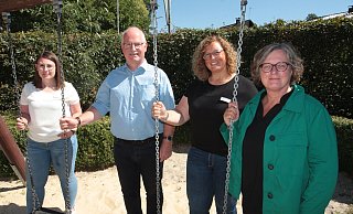 Norika Creuzmann (r.), Mitglied des NRW-Landtags, besuchte die Kita St. Franziskus in Hövelhof und hatte offene Ohren für die Probleme des Berufsstandes der Erzieherinnen. Darüber freuten sich (v. l.) Theresa Braun (Kita St. Elisabeth Warburg), Detlef Müller, Geschäftsführer der katholischen Kindertageseinrichtungen im Hochstift, und Brigitte Hamschmidt (Kita St. Franziskus). - Uwe Müller Norika Creuzmann (r.), Mitglied des NRW-Landtags, besuchte die Kita St. Franziskus in Hövelhof und hatte offene Ohren für die Probleme des Berufsstandes der Erzieherinnen. Darüber freuten sich (v. l.) Theresa Braun (Kita St. Elisabeth Warburg), Detlef Müller, Geschäftsführer der katholischen Kindertageseinrichtungen im Hochstift, und Brigitte Hamschmidt (Kita St. Franziskus). - Uwe Müller