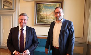 Bürgermeister Tim Kähler (l.) und der Beigeordnete für Bildung, Patrick Puls, geben Auskunft über die derzeitige Flüchtlingssituation. - Susanne Barth Bürgermeister Tim Kähler (l.) und der Beigeordnete für Bildung, Patrick Puls, geben Auskunft über die derzeitige Flüchtlingssituation. - Susanne Barth
