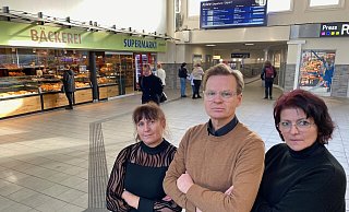 Der Schenke-Markt mit Bistro und Bäckerei bleibt geöffnet, wenn ab dem 20. November für 30 Tage lang kein Zug mehr den Bahnhof Gütersloh ansteuert. Tatjana Kasper (von links), Christian Schenke und Edita Cause sind von der Nachricht der Deutschen Bahn am Donnerstag überrascht worden. - Christian Bröder Der Schenke-Markt mit Bistro und Bäckerei bleibt geöffnet, wenn ab dem 20. November für 30 Tage lang kein Zug mehr den Bahnhof Gütersloh ansteuert. Tatjana Kasper (von links), Christian Schenke und Edita Cause sind von der Nachricht der Deutschen Bahn am Donnerstag überrascht worden. - Christian Bröder