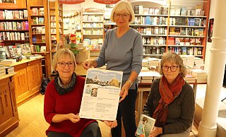 Martina Lange (v. l.), Gabriele Gerland und Viktoria Affeldt stellen das Programm der Oerlinghauser Stadtbuch-Aktion vor. - Birgit Guhlke/Neue Westfälische Martina Lange (v. l.), Gabriele Gerland und Viktoria Affeldt stellen das Programm der Oerlinghauser Stadtbuch-Aktion vor. - Birgit Guhlke/Neue Westfälische