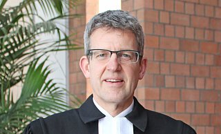Superintendent Volker Neuhoff sieht die Weihnachtsbotschaft als Aufruf an die Menschen, in der Welt tätig zu werden. - EKP Superintendent Volker Neuhoff sieht die Weihnachtsbotschaft als Aufruf an die Menschen, in der Welt tätig zu werden. - EKP