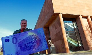 Michael Otto zeigt vor der Kunsthalle seinen vierten Bielefelder Null-Euro-Schein - passend zur Kunsthalle. - Kurt Ehmke Michael Otto zeigt vor der Kunsthalle seinen vierten Bielefelder Null-Euro-Schein - passend zur Kunsthalle. - Kurt Ehmke
