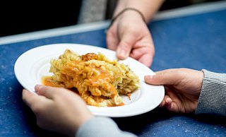 Das Mittagessen im Offenen Ganztag wird teurer. - dpa/Hauke-Christian Dittrich Das Mittagessen im Offenen Ganztag wird teurer. - dpa/Hauke-Christian Dittrich