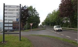 Die Ortstafel an der General-Bishop-Straße soll zukünftig an der Einmündung zur Dr.-Max-Ilgner-Straße stehen, so dass die Radler in Richtung Westen auf dem Radweg fahren müssen. - Klaus Frensing Die Ortstafel an der General-Bishop-Straße soll zukünftig an der Einmündung zur Dr.-Max-Ilgner-Straße stehen, so dass die Radler in Richtung Westen auf dem Radweg fahren müssen. - Klaus Frensing