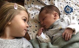 Die große Schwester Toni beobachtet den neuen Familiennachwuchs aufmerksam. - Vivien Horsthemke Die große Schwester Toni beobachtet den neuen Familiennachwuchs aufmerksam. - Vivien Horsthemke