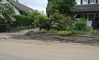 Regen und Schlamm machten den Anwohnern des Bünder Fußwegs nach dem Starkregen am Abend des 20. Mai richtig zu schaffen. Zahlreiche Keller liefen voll. - Yvonne Gottschlich Regen und Schlamm machten den Anwohnern des Bünder Fußwegs nach dem Starkregen am Abend des 20. Mai richtig zu schaffen. Zahlreiche Keller liefen voll. - Yvonne Gottschlich