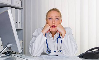 Viele Kinder- und Jugendärzte arbeiten ständig am Limit, und darüber hinaus. Etliche Eltern kommen auch nur in die ohnehin überfüllten Praxen, um sich ein Attest für den Arbeitgeber oder die Schule zu holen. - imago/McPHOTO Viele Kinder- und Jugendärzte arbeiten ständig am Limit, und darüber hinaus. Etliche Eltern kommen auch nur in die ohnehin überfüllten Praxen, um sich ein Attest für den Arbeitgeber oder die Schule zu holen. - imago/McPHOTO