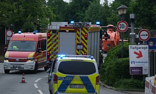 Der Intercity aus Amsterdam nach Berlin steht hinterm Bahnhof Bad Oeynhausen. Die Feuerwehr ist im Einsatz. Ein Rettungshubschrauber ist gelandet. - Ulf Hanke Der Intercity aus Amsterdam nach Berlin steht hinterm Bahnhof Bad Oeynhausen. Die Feuerwehr ist im Einsatz. Ein Rettungshubschrauber ist gelandet. - Ulf Hanke