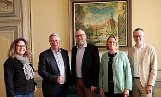 Jugendamtsleiterin Tanja Stölting, der SPD-Landtagsabgeordnete Christian Dahm, der Herforder Beigeordnete Patrick Puls, Bildungsamtsleiterin Heidi Pahmeyer und Sozialamtsleiter Frank Holtmann diskutierten über die Lage der Kitas und des Offenen Ganztags in Stadt und Land. - Frank-Michael Kiel-Steinkamp Jugendamtsleiterin Tanja Stölting, der SPD-Landtagsabgeordnete Christian Dahm, der Herforder Beigeordnete Patrick Puls, Bildungsamtsleiterin Heidi Pahmeyer und Sozialamtsleiter Frank Holtmann diskutierten über die Lage der Kitas und des Offenen Ganztags in Stadt und Land. - Frank-Michael Kiel-Steinkamp