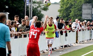 Dicht an dicht: Rund 120 Zuschauer wollen das Testspiel in Werste sehen. - Jürgen Krüger Dicht an dicht: Rund 120 Zuschauer wollen das Testspiel in Werste sehen. - Jürgen Krüger