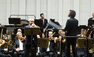 Jonathon Heyward dirigiert die NWD im Herforder Schützenhof und damit zum letzten Mal "seine" Philharmoniker. - Philipp Tenta Jonathon Heyward dirigiert die NWD im Herforder Schützenhof und damit zum letzten Mal "seine" Philharmoniker. - Philipp Tenta