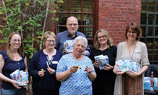 Alexander Steinberg (hinten), Kathrin Wiesner (v.l), Nicole Seregin, Monika Egner, Susanne Drechsler und Stefanie Redecker freuen sich über das neue Angebot. - Melina Nentwig Alexander Steinberg (hinten), Kathrin Wiesner (v.l), Nicole Seregin, Monika Egner, Susanne Drechsler und Stefanie Redecker freuen sich über das neue Angebot. - Melina Nentwig
