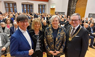 Beim Neujahrsempfang im Paderborner Rathaus: Gunther Olesch (v. l.) mit seiner Ehefrau Martina gemeinsam mit Bürgermeister Michael Dreier (r.) und Ehefrau Beate. - Viktoria Bartsch Beim Neujahrsempfang im Paderborner Rathaus: Gunther Olesch (v. l.) mit seiner Ehefrau Martina gemeinsam mit Bürgermeister Michael Dreier (r.) und Ehefrau Beate. - Viktoria Bartsch