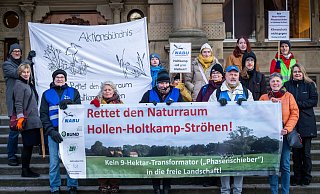 Naturschützer protestieren vor dam Alten Rathaus in Bielefeld gegen die Amprion-Pläne zum Bau von Großtransformatoren auf schützenswerten Naturflächen. - Sarah Jonek Fotografie Naturschützer protestieren vor dam Alten Rathaus in Bielefeld gegen die Amprion-Pläne zum Bau von Großtransformatoren auf schützenswerten Naturflächen. - Sarah Jonek Fotografie