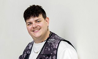 Der deutsche Sänger Isaak Guderian, auch bekannt als Isaak, posiert während eines Pressenachmittags vor dem Eurovision in Concert bei AFAS Live in Amsterdam am 13. April 2024. - Sander Koning / ANP / AFP Der deutsche Sänger Isaak Guderian, auch bekannt als Isaak, posiert während eines Pressenachmittags vor dem Eurovision in Concert bei AFAS Live in Amsterdam am 13. April 2024. - Sander Koning / ANP / AFP