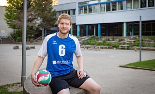 Ein Mann, ein Ball: Fabian Bohr ist begeisterter Volleyballer beim TuS Brake. - Mike-Dennis Müller / www.mdm.photo Ein Mann, ein Ball: Fabian Bohr ist begeisterter Volleyballer beim TuS Brake. - Mike-Dennis Müller / www.mdm.photo