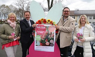 Moni Werner (v. l.), Bürgermeister Ulrich Berger, Dirk Witulski vom Verkehrsverein und Stefanie Herting vom Stadtmarketing laden herzlich zum Stadtfest am 2. April ein. - Johannes Büttner Moni Werner (v. l.), Bürgermeister Ulrich Berger, Dirk Witulski vom Verkehrsverein und Stefanie Herting vom Stadtmarketing laden herzlich zum Stadtfest am 2. April ein. - Johannes Büttner