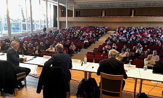 Gut 300 Gäste sind zur Sondersitzung des Stadtrates in die Konzerthalle gekommen. Im Bild hört Bürgermeister Dirk Tolkemitt (links) genau hin, was Bahn-Projektleiter Carsten-Alexander Müller sagt. Rechts sitzt Bahn-Sprecher Volker Vorwerk. - Thomas Reineke Gut 300 Gäste sind zur Sondersitzung des Stadtrates in die Konzerthalle gekommen. Im Bild hört Bürgermeister Dirk Tolkemitt (links) genau hin, was Bahn-Projektleiter Carsten-Alexander Müller sagt. Rechts sitzt Bahn-Sprecher Volker Vorwerk. - Thomas Reineke