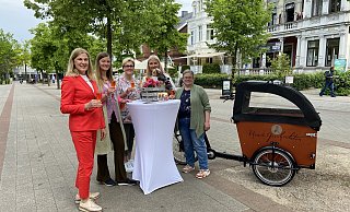 Freuen sich auf den Abendmarkt: Beate Krämer (v. l.), Geschäftsführerin der Staatsbad Bad Oeynhausen GmbH, Madeleine Sieker (Feenwald Wellness), Anke Schneider (Feinspezialitäten Anke Schneider), Julia Dabarca Janeiro (Auszubildende der Staatsbad GmbH) und Margaret Weirich (Hundegeschichten). - Staatsbad GmbH Freuen sich auf den Abendmarkt: Beate Krämer (v. l.), Geschäftsführerin der Staatsbad Bad Oeynhausen GmbH, Madeleine Sieker (Feenwald Wellness), Anke Schneider (Feinspezialitäten Anke Schneider), Julia Dabarca Janeiro (Auszubildende der Staatsbad GmbH) und Margaret Weirich (Hundegeschichten). - Staatsbad GmbH