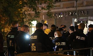 Gleich mehrere Einsätze gab es in der Halloween-Nacht in der Steinstraße. Hier kam es auch zu Flaschenwürfen auf Ordnungskräfte. Die Bundespolizei hatte mit einem Großaugebot Präsenz rund um den Herforder Bahnhof gezeigt. - Claus Frickemeier Gleich mehrere Einsätze gab es in der Halloween-Nacht in der Steinstraße. Hier kam es auch zu Flaschenwürfen auf Ordnungskräfte. Die Bundespolizei hatte mit einem Großaugebot Präsenz rund um den Herforder Bahnhof gezeigt. - Claus Frickemeier