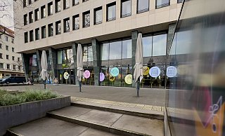 Die Terrassenmöbel sind weg, das Innere der Gastronomie am Kesselbrink ist übergangsweise zur Verkaufsfläche geworden. - © Andreas Zobe Die Terrassenmöbel sind weg, das Innere der Gastronomie am Kesselbrink ist übergangsweise zur Verkaufsfläche geworden. - © Andreas Zobe