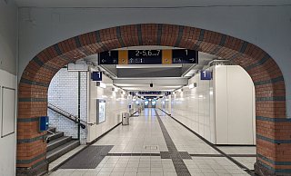 Am und im Herforder Bahnhof sind weitere Modernisierungsarbeiten geplant. Die Treppen hoch zu den Gleisen wurden bereits erneuert. - Susanne Barth Am und im Herforder Bahnhof sind weitere Modernisierungsarbeiten geplant. Die Treppen hoch zu den Gleisen wurden bereits erneuert. - Susanne Barth