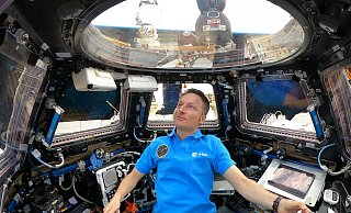 Über ihm schwebt die Erde im All: Astronaut Matthias Maurer blickt von der Kuppel der ISS auf seinen Heimatplaneten. - dpa/NASA/ESA-M.Maurer Über ihm schwebt die Erde im All: Astronaut Matthias Maurer blickt von der Kuppel der ISS auf seinen Heimatplaneten. - dpa/NASA/ESA-M.Maurer
