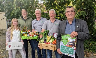 Jana Berger vom Bundesverband Regionalbewegung (v. l.), WLV-Geschäftsführer Matthias Peters, die Biobauern Andreas und Klaus Engemann sowie Kreisverbandsvorsitzender Antonius Tillmann laden zum Erntedankmarkt bei der Oktoberwoche ein.? - Burkhard Battran Jana Berger vom Bundesverband Regionalbewegung (v. l.), WLV-Geschäftsführer Matthias Peters, die Biobauern Andreas und Klaus Engemann sowie Kreisverbandsvorsitzender Antonius Tillmann laden zum Erntedankmarkt bei der Oktoberwoche ein.? - Burkhard Battran