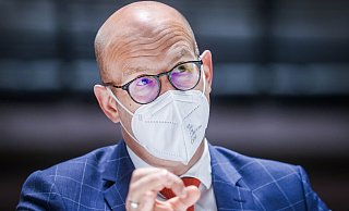 Krisenstabsleiter Ingo Nürnberger stellt die Beschlüsse vor. - Sarah Jonek Fotografie Krisenstabsleiter Ingo Nürnberger stellt die Beschlüsse vor. - Sarah Jonek Fotografie
