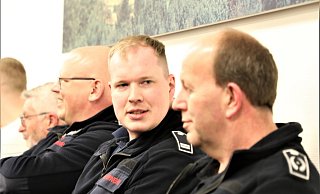 Der Neue mittendrin: Christoph Fuest (Mitte, flaniert von Jürgen Rabbe (l.) und Reiner Vössing) stellte sich im Rat vor. - Simone Flörke Der Neue mittendrin: Christoph Fuest (Mitte, flaniert von Jürgen Rabbe (l.) und Reiner Vössing) stellte sich im Rat vor. - Simone Flörke