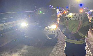 Bei dem Unfall nahe der Anschlussstelle Warburg auf der A44 wurde eine Person verletzt. - Feuerwehr Breuna Bei dem Unfall nahe der Anschlussstelle Warburg auf der A44 wurde eine Person verletzt. - Feuerwehr Breuna