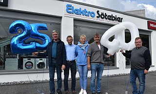 Torsten Wibbing (v. l.) und Peter Voß arbeiten seit 25 Jahren bei Elektro Sötebier. Jens Delbrügge (r.) ist bereits seit 40 Jahren dabei. Corinna und Klaus Sötebier (2. v. r.) sind dankbar für die Treue der Jubilare. - Birgit Nolte Torsten Wibbing (v. l.) und Peter Voß arbeiten seit 25 Jahren bei Elektro Sötebier. Jens Delbrügge (r.) ist bereits seit 40 Jahren dabei. Corinna und Klaus Sötebier (2. v. r.) sind dankbar für die Treue der Jubilare. - Birgit Nolte